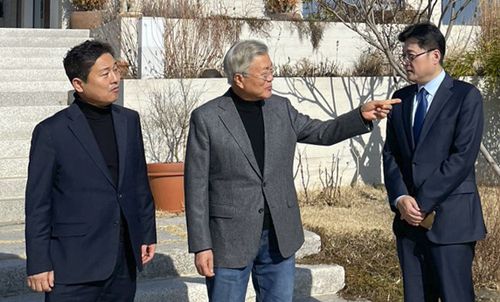 문재인 전 대통령 찾은 홍익표 원내대표(서울=연합뉴스) 더불어민주당 홍익표 원내대표(오른쪽)가 12일 경남 양산 평산마을 문재인 전 대통령 사저를 방문해 면담하고 있다. 왼쪽은 김영배 의원. 2024.1.12 [더불어민주당 제공. 재판매 및 DB 금지] photo@yna.co.kr