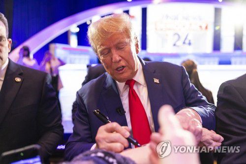 지지자 팔에 사인해주는 트럼프(디모인 EPA=연합뉴스) 도널드 트럼프 전 미국 대통령이 10일(현지시간) 아이오와주 디모인에서 폭스뉴스가 주최한 타운홀 행사에 참석한 뒤 지지자의 팔에 사인을 해주고 있다. 오는 15일로 예정된 공화당의 첫 대선 후보 경선인 아이오와주 코커스(당원대회)에는 트럼프 전 대통령과 니키 헤일리 전 유엔 대사, 론 디샌티스 플로리다주지사 등이 참여한다. 2024.01.11 besthope@yna.co.kr