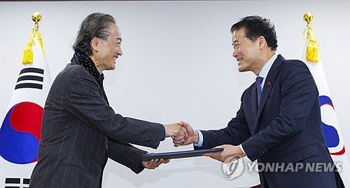 유근상 총장, 국립북한인권센터 건립 예술 특별고문 임명(서울=연합뉴스) 황광모 기자 = 김영호 통일부 장관(오른쪽)이 12일 오전 서울 종로구 정부서울청사에서 열린 국립 북한인권센터 건립 예술 특별고문 위촉장 전달식에서 세계적 조형 예술가인 유근상 이탈리아 국립문화재 복원대학 총장에게 임명장을 전달하고 있다. 2024.1.12 hkmpooh@yna.co.kr