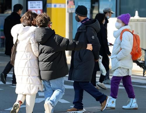 추위 속 걷는 시민들[조남수 촬영]