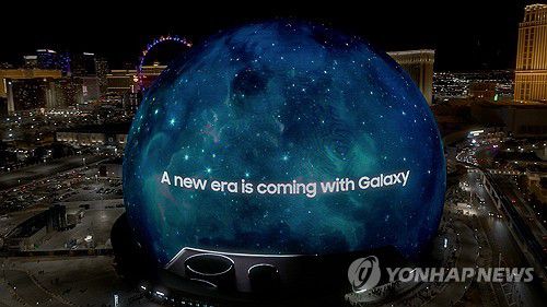 스피어에서 공개된 '갤럭시 언팩' 티징 영상(서울=연합뉴스) 8일(현지 시각) 미국 라스베이거스의 랜드마크 스피어(Sphere)에서 삼성전자의 '갤럭시 언팩' 디지털 티징 영상이 상영되고 있다. 2024.1.10 [삼성전자 제공. 재판매 및 DB 금지] photo@yna.co.kr