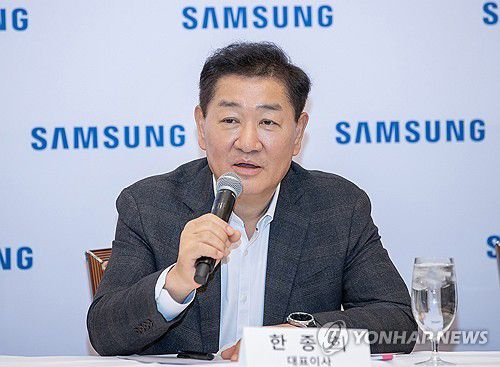 CES 2024 삼성전자 대표이사 간담회(서울=연합뉴스) 한종희 삼성전자 대표이사 부회장이 9일(현지 시각) 미국 라스베이거스 CES 2024 현장에서 열린 국내 기자간담회에서 기자들의 질문에 답변하고 있다. 2024.1.10 [삼성전자 제공. 재판매 및 DB 금지] photo@yna.co.kr