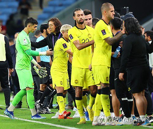 선수들 챙기는 김판곤 감독(알와크라=연합뉴스) 김도훈 기자 = 15일(현지시간) 카타르 알와크라 알자누브 스타디움 열린 2023 아시아축구연맹(AFC) 아시안컵 조별리그 E조 말레이시아와 요르단 경기가 끝난 뒤 말레이시아 김판곤 감독이 선수들과 악수하며 격려하고 있다. 2024.1.16 superdoo82@yna.co.kr