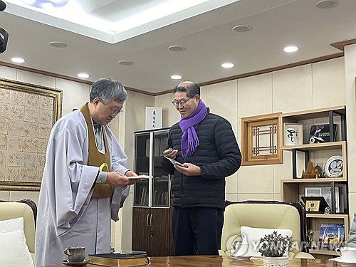 원불교에 책 선물하는 이태원 참사 유가족[원불교신문사 제공. 재판매 및 DB금지]