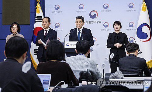 초·중등교육법 시행령 일부 개정령안 관련 질문에 답하는 이주호 부총리(서울=연합뉴스) 황광모 기자 = 이주호 부총리 겸 교육부 장관이 16일 오후 서울 종로구 정부서울청사 별관에서 열린 초·중등교육법 시행령 일부 개정령안과 관련한 브리핑에 참석해 질문에 답하고 있다. 2024.1.16 hkmpooh@yna.co.kr