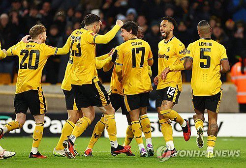 마테우스 쿠냐의 연장전 페널티킥 골에 기뻐하는 울버햄프턴 선수들[로이터=연합뉴스]