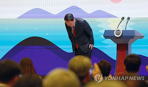 윤석열 대통령, 교육계 신년교례회 참석(서울=연합뉴스) 진성철 기자 = 윤석열 대통령이 17일 서울 중구 대한상공회의소에서 열린 2024년 교육계 신년교례회에서 참석자들에게 인사하고 있다.  2024.1.17  [대통령실통신사진기자단] zjin@yna.co.kr