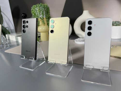 삼성전자의 첫 AI폰 갤럭시 S24 시리즈(새너제이[미 캘리포니아주]=연합뉴스) 김태종 특파원 = 삼성전자[005930]가 17일(현지시간) 미 캘리포니아주 새너제이 SAP 센터에서 공개한 첫 AI폰인 갤럭시 S24 시리즈. 2024. 1. 18. taejong75@yna.co.kr