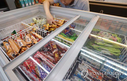 아이스크림 물가, 전체 물가 상승률의 4.7배(서울=연합뉴스) 이재희 기자 = 통계청 국가통계포털 자료에 따르면 7월 아이스크림 소비자물가지수는 118.99로 지난해 동월 대비 10.7% 상승했다. 이는 전체 물가 상승률(2.3%)의 4.7배에 달하는 것이다. 이는 빙과업체들이 원자재 가격, 전기·가스요금 등의 인상을 이유로 제품 가격을 올렸기 때문이다. 사진은 7일 서울 한 편의점에 진열된 아이스크림. 2023.8.7 scape@yna.co.kr