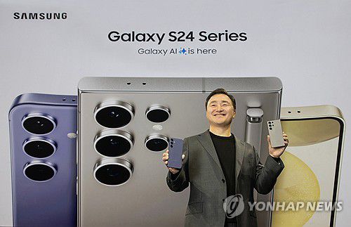 삼성전자 '갤럭시 S24 시리즈' 공개(서울=연합뉴스) 삼성전자가 17일(현지시간) 미국 캘리포니아주 새너제이에서 신제품 공개행사 '삼성 갤럭시 언팩 2024'를 열고 '갤럭시 S24 시리즈'를 공개했다. 사진은 노태문 삼성전자 MX사업부장 사장이 갤럭시 S24 시리즈를 손에 든 모습. 2024.1.18 [삼성전자 제공. 재판매 및 DB 금지] photo@yna.co.kr