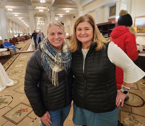 '바이든에 실망' 표시한 뉴햄프셔주 유권자(브레턴우즈[美뉴햄프셔주]=연합뉴스) 강병철 특파원 = 뉴햄프셔주 유권자인 미셀 오버호프(50·여·오른쪽)씨가 16일(현지시간) 브레턴우즈에서 열린 니키 헤일리 전 대사의 유세 전 연합뉴스와 인터뷰를 한 뒤 사진 포즈를 취하고 있다. 2024.01.16.soleco@yna.co.kr