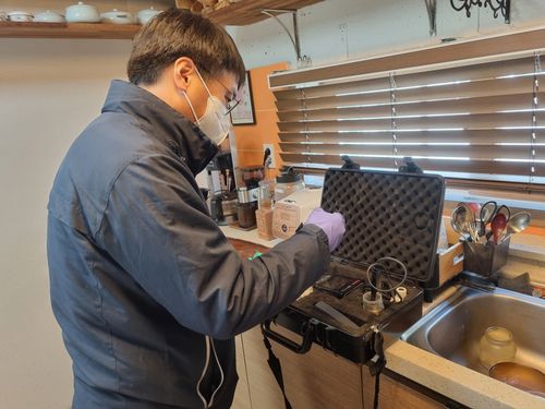 '우리 집 수돗물 안심 확인제' 공무원이 가정을 방문해 채수하는 모습[고양시 제공, 재판매 및 DB 금지]