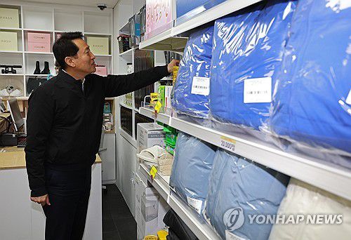 쪽방촌 온기창고 둘러보는 오세훈 시장[연합뉴스 자료사진]