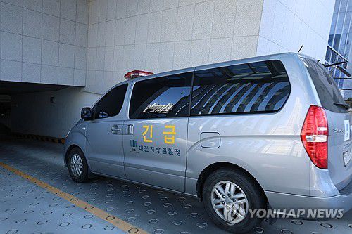 대전지법 들어서는 윤성원 전 국토부 차관 탑승 호송차량[연합뉴스 자료사진]