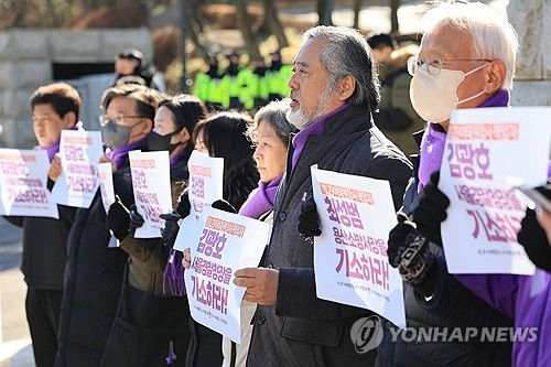 수심위 열리는 대검 앞에서 손팻말 든 유가족협의회(서울=연합뉴스) 신현우 기자 = 10.29 이태원 참사 유가족협의회와 시민대책회의 관계자들이 지난 15일 오후 서울 서초구 대검찰청 앞에서 김광호 서울경찰청장·최성범 용산소방서장 기소 여부를 판단하는 검찰수사심의위원회와 관련해 입장을 밝히며 손팻말을 들고 있다. 2024.1.15 nowwego@yna.co.kr