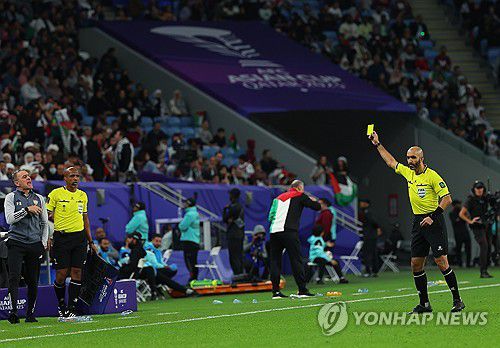 경고 받는 벤투 감독(알와크라=연합뉴스) 김도훈 기자 = 18일(현지시간) 카타르 알와크라 알자누브 스타디움 열린 2023 아시아축구연맹(AFC) 아시안컵 조별리그 C조 팔레스타인 대 아랍에미리트 경기. 아랍에미리트 파울루 벤투 감독이 심판 판정에 항의하다 경고를 받고 있다. 2024.1.19 superdoo82@yna.co.kr