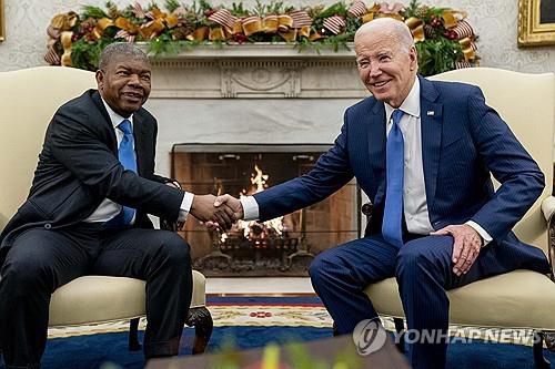 조 바이든 미국 대통령(오른쪽)과 주앙 로렌수 앙골라 대통령[AP=연합뉴스 자료사진. 재판매 및 DB금지]