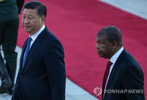시진핑 중국 국가주석(왼쪽)과 주앙 로렌수 앙골라 대통령[EPA 연합뉴스 자료사진. 재판매 및 DB금지]