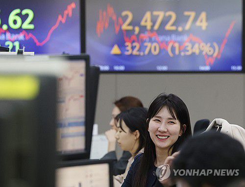 상승 마감한 코스피(서울=연합뉴스) 박동주 기자 = 코스피가 전 거래일보다 1% 넘게 상승해 2,470대에서 장을 마친 19일 오후 서울 중구 하나은행 본점 딜링룸에서 직원들이 업무를 보고 있다.  이날 코스피 종가는 전장보다 32.70포인트(1.34%) 오른 2,472.74로 집계됐다. 2024.1.19 pdj6635@yna.co.kr