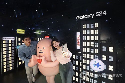 삼성전자, '갤럭시 스튜디오' 운영(서울=연합뉴스) 삼성전자가 새로운 AI폰 '갤럭시 S24' 시리즈를 체험할 수 있는 '갤럭시 스튜디오'를 지난 18일 오픈했다고 밝혔다. 사진은 서울 영등포구 타임스퀘어에 위치한 갤럭시 스튜디오에서 관람객이 스티키몬스터랩 피규어와 기념 촬영하고 있는 모습. 2024.1.21 [삼성전자 제공. 재판매 및 DB 금지] photo@yna.co.kr