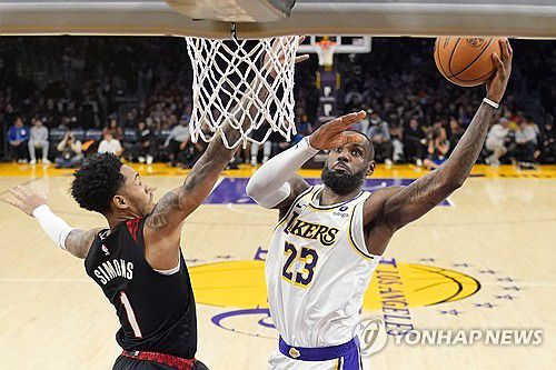 포틀랜드를 상대로 득점을 시도하는 LA 레이커스의 제임스(오른쪽)[AP=연합뉴스]