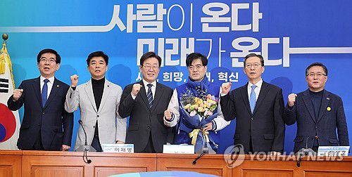 민주당, 9호 인재로 공영운 전 현대차 사장 영입(서울=연합뉴스) 이정훈 기자 = 더불어민주당 이재명 대표가 22일 국회에서 열린 9차 인재 영입식에서 인재영입인사인 공영운 전 현대자동차 사장과 기념촬영을 하고 있다. 왼쪽부터 정일영 의원, 김병욱 의원, 이 대표, 공 전 사장, 정성호 의원, 김성환 인재영입위 간사. 2024.1.22 uwg806@yna.co.kr