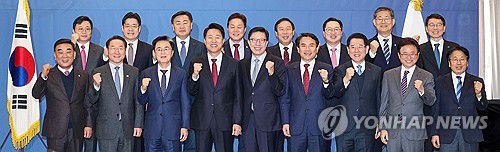 한 자리에 모인 시도지사들(서울=연합뉴스) 서대연 기자 = 22일 오전 서울 중구 프레스센터에서 열린 제58차 대한민국시도지사협의회 임시총회에서 오세훈 서울시장, 박형준 부산시장을 비롯한 시도지사들이 기념 촬영을 하고 있다. 2024.1.22 dwise@yna.co.kr