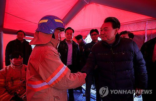 소방대원 격려하는 윤석열 대통령(서울=연합뉴스) 진성철 기자 = 윤석열 대통령이 23일 충남 서천군 서천읍 서천특화시장 화재 현장에서 소방대원들을 격려하고 있다. 2024.1.23   [대통령실 제공. 재판매 및 DB 금지] zjin@yna.co.kr