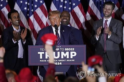 뉴햄프셔 승리 연설하는 트럼프[내슈아[미 뉴햄프셔주] AP=연합뉴스. 재판매 및 DB 금지]