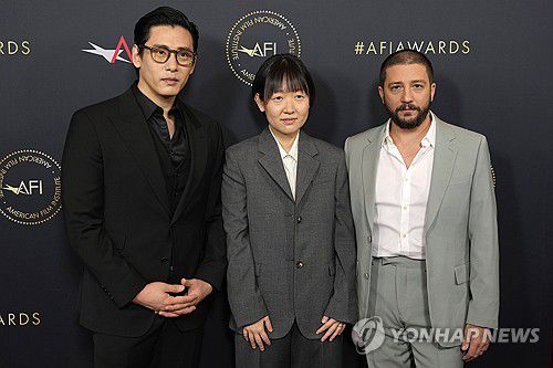 '패스트 라이브즈'의 두 남자배우 유태오, 존 마가로와 함께 영화제 참석한 셀린 송 감독[AP 연합뉴스 자료사진. 재판매 및 DB 금지]