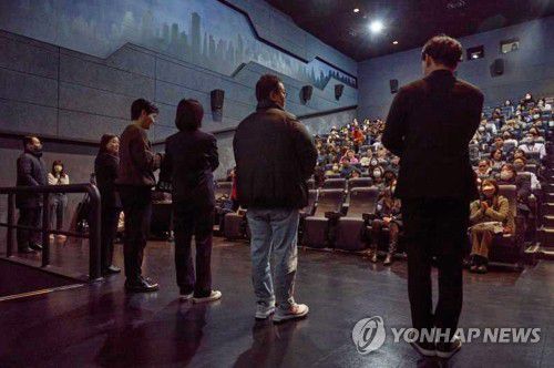 넷플릭스, 장애인 초청해 영화 '정이' 배리어프리 상영회(서울=연합뉴스) 글로벌 온라인 동영상 서비스(OTT) 넷플릭스가 한국 SF(공상과학) 영화 '정이'의 배리어 프리(Barrier Free) 상영회를 했다고 31일 밝혔다. 사진은 넷플릭스 배리어프리 상영회 무대인사 모습. 2023.1.31 [넷플릭스 제공. 재판매 및 DB 금지] photo@yna.co.kr