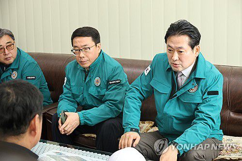 서천특화시장 화재 대책 회의하는 장동혁 사무총장지난 23일 오전 국민의힘 장동혁 사무총장이 불이 난 지역구 충남 서천군 서천특화시장을 찾아 서천군, 중소벤처기업부, 상인회 등 관계기관과 대책 회의를 하고 있다. [연합뉴스 자료사진]