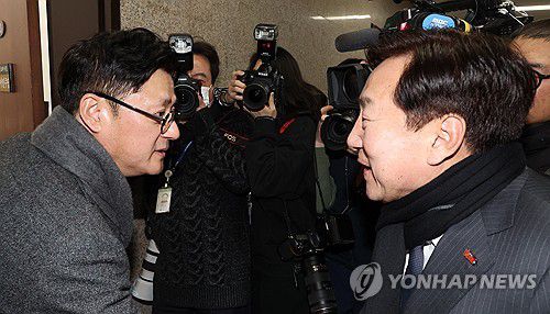 민주당 원내대표와 중기중앙회장(서울=연합뉴스) 한상균 기자 = 더불어민주당 홍익표 원내대표가 24일 국회에서 김기문 중소기업중앙회장과 만나고 있다. 김 회장은 중대재해처벌법 시행과 관련해 홍 원내대표를 방문했다. 2024.1.24 xyz@yna.co.kr