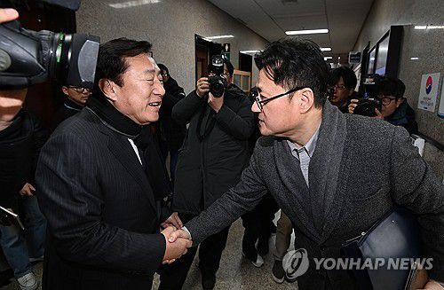 민주당 원내대표와 중기중앙회장(서울=연합뉴스) 한상균 기자 = 더불어민주당 홍익표 원내대표가 24일 국회에서 김기문 중소기업중앙회장과 만나고 있다. 김 회장은 중대재해처벌법 시행과 관련해 홍 원내대표를 방문했다. 2024.1.24 [공동취재] xyz@yna.co.kr