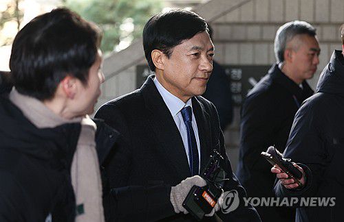 2심 선고 공판 출석하는 이성윤(서울=연합뉴스) 김인철 기자 = 김학의 전 법무부 차관 불법 출국금지 의혹 수사를 무마한 혐의로 기소된 이성윤 법무연수원 연구위원이 25일 오후 서초구 서울고등법원에서 열린 2심 선고 공판에 출석하기 위해 법정으로 향하고 있다. 2024.1.25 yatoya@yna.co.kr