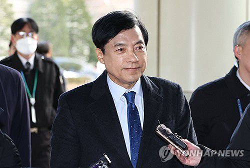 '김학의 불법출금 수사무마' 이성윤 2심 선고 출석(서울=연합뉴스) 김인철 기자 = 김학의 전 법무부 차관 불법 출국금지 의혹 수사를 무마한 혐의로 기소된 이성윤 법무연수원 연구위원이 25일 오후 서초구 서울고등법원에서 열린 2심 선고 공판에 출석하기 위해 법정으로 향하고 있다. 2024.1.25 yatoya@yna.co.kr