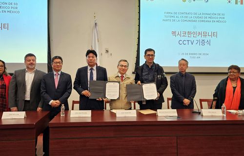 멕시코 한인 커뮤니티 CCTV 기증(멕시코시티=연합뉴스) 이재림 특파원 = 25일(현지시간) 멕시코시티 폐쇄회로(CC)TV 관제센터인 C5에서 열린 멕시코 한인 커뮤니티 CCTV 기증식에서 허태완 대사(가운데)를 비롯한 참석자들이 기념 촬영하고 있다. 왼쪽 두 번째부터 장원 멕시코 한인회장, 정상구 멕시코시티 시민경찰대장, 허 대사, 후안 마누엘 가르시아 오르테곤 C5 센터장, 이장 주멕시코 한국대사관 공사, 에르네스티나 고도이 전 멕시코시티 검찰총장. 2024.1.26