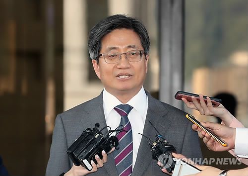 취재진 질문에 답하는 김명수 전 대법원장(서울=연합뉴스) 안정원 기자 = 법원행정처 사법 거래 파문과 관련해 담화문을 내고 국민에게 사과한 김명수 전 대법원장이 2018년 5월 31일 오후 서울 서초구 대법원에서 퇴근하며 취재진의 질문에 답하는 모습 [연합뉴스 자료사진]