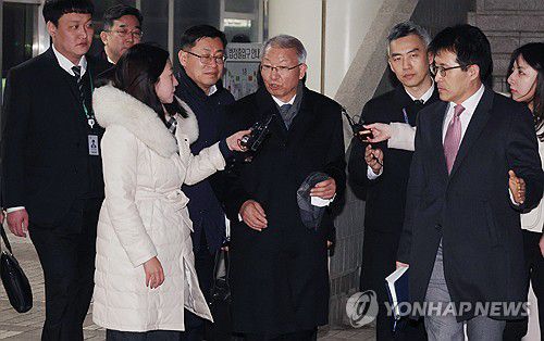 사법농단 '정점' 지목된 양승태…5년 재판 끝에 '무죄'(서울=연합뉴스) 류영석 기자 = 이른바 '사법농단' 재판 1심에서 무죄를 선고받은 양승태 전 대법원장이 26일 오후 서울 서초구 서울중앙지법을 나서며 취재진의 질문에 답하고 있다. 2024.1.26 [공동취재] ondol@yna.co.kr