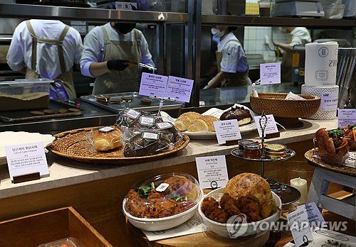 중소규모 사업장에도 중대재해법 확대(서울=연합뉴스) 류영석 기자 = 50인 미만 사업장에 대한 중대재해 처벌 등에 관한 법률(중대재해처벌법) 확대 적용이 하루 앞으로 다가온 가운데 26일 오후 서울의 한 소규모 베이커리 카페에서 직원들이 분주히 움직이고 있다. 2024.1.26 ondol@yna.co.kr