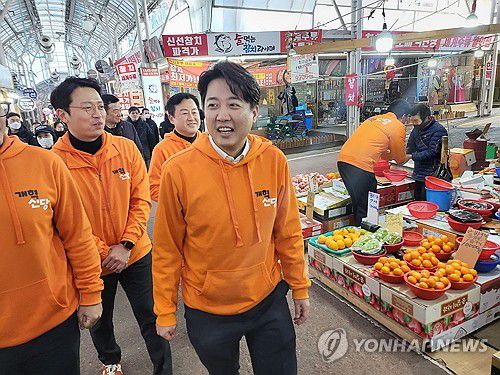 강서구 찾은 이준석 대표(서울=연합뉴스) 개혁신당 이준석 대표가 27일 서울 강서구 일대를 돌며 정책 홍보활동을 펼치고 있다. 2024.1.27 uwg806@yna.co.kr