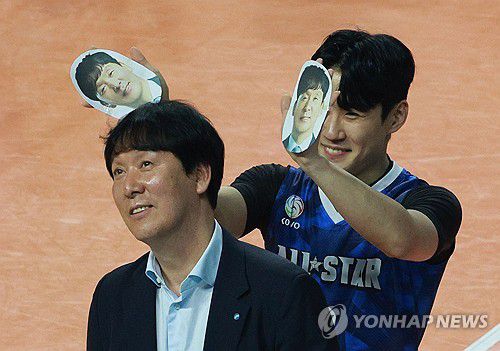 '우리 감독 향기만 남기고 갔단다'(인천=연합뉴스) 한종찬 기자 = 27일 오후 인천 부평구 인천삼산월드체육관에서 열린 프로배구 '2023-2024 도드람 V리그 올스타전 ' K-스타와 V-스타의 남자부 경기에서 V-스타 신영철 우리카드 감독과 한태준이 익살스러운 세리머니를 하고 있다. 2024.1.27 saba@yna.co.kr