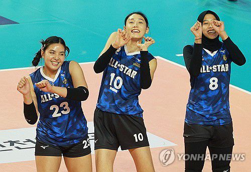 댄스댄스댄스(인천=연합뉴스) 한종찬 기자 = 27일 오후 인천 부평구 인천삼산월드체육관에서 열린 프로배구 '2023-2024 도드람 V리그 올스타전'에서 폰푼,김연경,메가가 댄스 세리머니를 선보이고 있다. 2024.1.27 saba@yna.co.kr