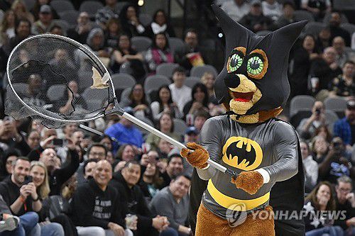 박쥐 생포에 나선 NBA 샌안토니오 구단 마스코트[AP=연합뉴스]