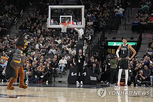 박쥐를 잡으려는 샌안토니오 구단 마스코트(왼쪽)와 샌안토니오 신인 웸반야마. [로이터=연합뉴스] Mandatory Credit: Scott Wachter-USA TODAY Sports