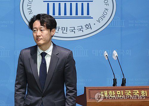 이탄희, "선거법 위해 백의종군"(서울=연합뉴스) 신준희 기자 = 더불어민주당 이탄희 의원이 13일 국회에서 내년 총선 불출마 선언을 하고 회견장을 나서고 있다.  2023.12.13 hama@yna.co.kr