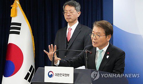 '중대재해법 유예' 무산 관련 입장발표하는 이정식 고용부 장관(서울=연합뉴스) 50인 미만 사업장에 대한 '중대재해처벌법(중대재해법) 2년 유예' 법안의 국회 본회의 처리가 무산된 25일 서울 종로구 정부서울청사에서 이정식 고용노동부 장관이 정부 입장을 발표하고 있다. 2024.1.25  [고용노동부 제공. 재판매 및 DB 금지] photo@yna.co.kr