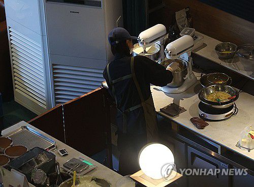 반죽 만드는 카페 직원(서울=연합뉴스) 류영석 기자 = 50인 미만 사업장에 대한 중대재해 처벌 등에 관한 법률(중대재해처벌법) 확대 적용이 하루 앞으로 다가온 가운데 26일 오후 서울의 한 소규모 카페에서 한 직원이 반죽을 만들고 있다. 2024.1.26 ondol@yna.co.kr