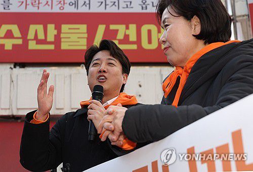 망원시장 방문한 이준석, 양향자 대표(서울=연합뉴스) 최재구 기자 = 합당을 선언한 개혁신당 이준석 대표와 한국의희망 양향자 대표가 28일 서울 마포구 망원시장에서 시민들을 만나 발언하고 있다. 2024.1.28 jjaeck9@yna.co.kr