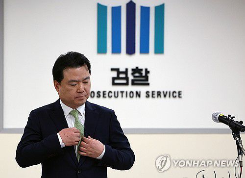 검찰, 이재명 습격범 살인미수·선거법 위반 혐의 기소(부산=연합뉴스) 손형주 기자 = 박상진 부산지검 1차장검사가 29일 오후 부산 연제구 부산지방검찰청에서 이재명 더불어민주당 대표를 흉기로 공격한 피의자 김모(67)씨에 대한 수사결과를 발표하고 있다. 검찰은 더불어민주당 이재명 대표를 흉기로 공격한 피의자 김모(67)씨에 대해 살인미수 혐의에 더해 공직선거법 위반 혐의를 추가했다. 김씨가 이번 범행으로 오는 총선에 영향을 미치려 했고, 폭력으로 선거 자유를 방해했다는 판단에서다.2024.1.29 handbrother@yna.co.kr